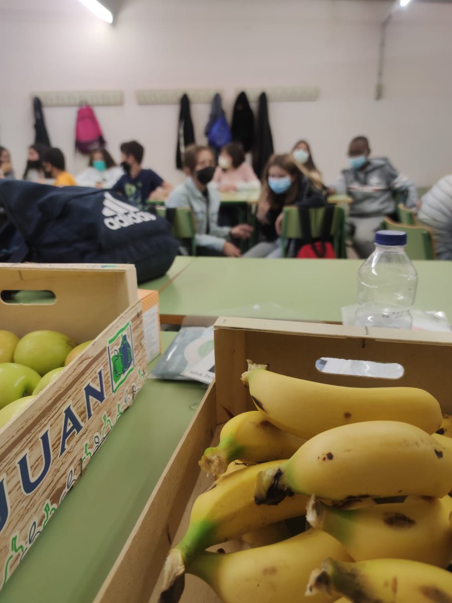 pinedademar's tweet photo. 🍎 Aquesta setmana les regidories de salut i joventut han començat tallers sobre alimentació a l'alumnat de primer d'ESO dels instituts de Pineda https://t.co/KPArji7zZ8