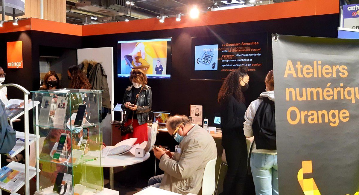 FHumily's tweet image. Content d'avoir retrouvé l'ambiance du salon autonomic Paris ! Beaucoup de visiteurs sur le stand @orange pour découvrir nos #solutionsautonomie.  Avec nos partenaires @Facilotab @handieasy1 @swissvoiceSA @coussinviktor @Handicapzero_