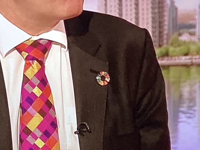 Colinmachamster's tweet image. Jus seen this guy on ma wee telly…anywun no wot this badje is?