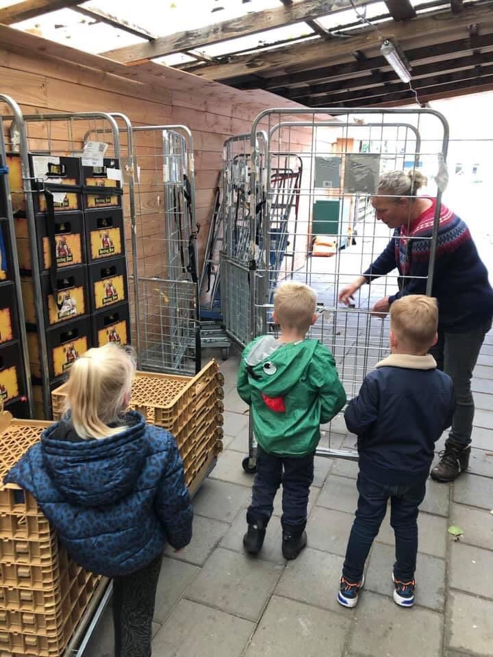 cbsdevaart's tweet image. Afgelopen week heeft groep 1/2 een bezoek gebracht aan Coop-compact Meintjes. De kinderen mochten de winkel, het magazijn, de losplaats van de vrachtwagen en zelfs de koelcel zien. Dank jullie wel voor de gastvrijheid! @mijnCoop 
#wordenwatjewil #kinderboekenweek #basisschool