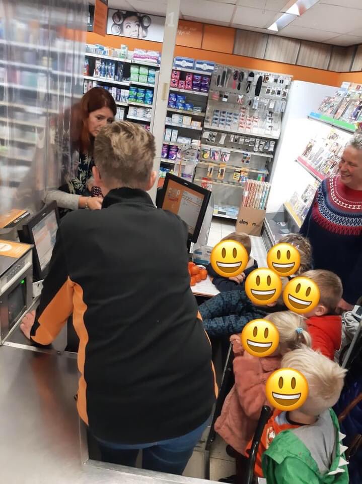 cbsdevaart's tweet image. Afgelopen week heeft groep 1/2 een bezoek gebracht aan Coop-compact Meintjes. De kinderen mochten de winkel, het magazijn, de losplaats van de vrachtwagen en zelfs de koelcel zien. Dank jullie wel voor de gastvrijheid! @mijnCoop 
#wordenwatjewil #kinderboekenweek #basisschool