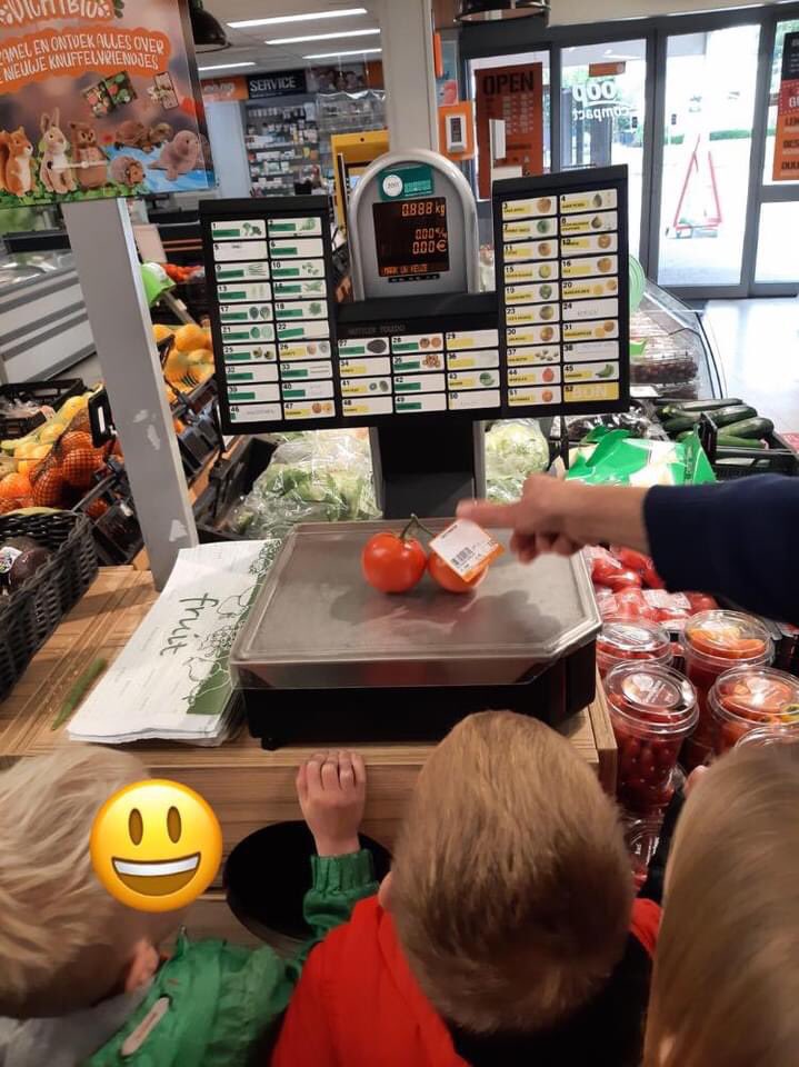 cbsdevaart's tweet image. Afgelopen week heeft groep 1/2 een bezoek gebracht aan Coop-compact Meintjes. De kinderen mochten de winkel, het magazijn, de losplaats van de vrachtwagen en zelfs de koelcel zien. Dank jullie wel voor de gastvrijheid! @mijnCoop 
#wordenwatjewil #kinderboekenweek #basisschool
