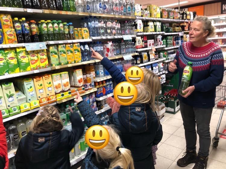 cbsdevaart's tweet image. Afgelopen week heeft groep 1/2 een bezoek gebracht aan Coop-compact Meintjes. De kinderen mochten de winkel, het magazijn, de losplaats van de vrachtwagen en zelfs de koelcel zien. Dank jullie wel voor de gastvrijheid! @mijnCoop 
#wordenwatjewil #kinderboekenweek #basisschool