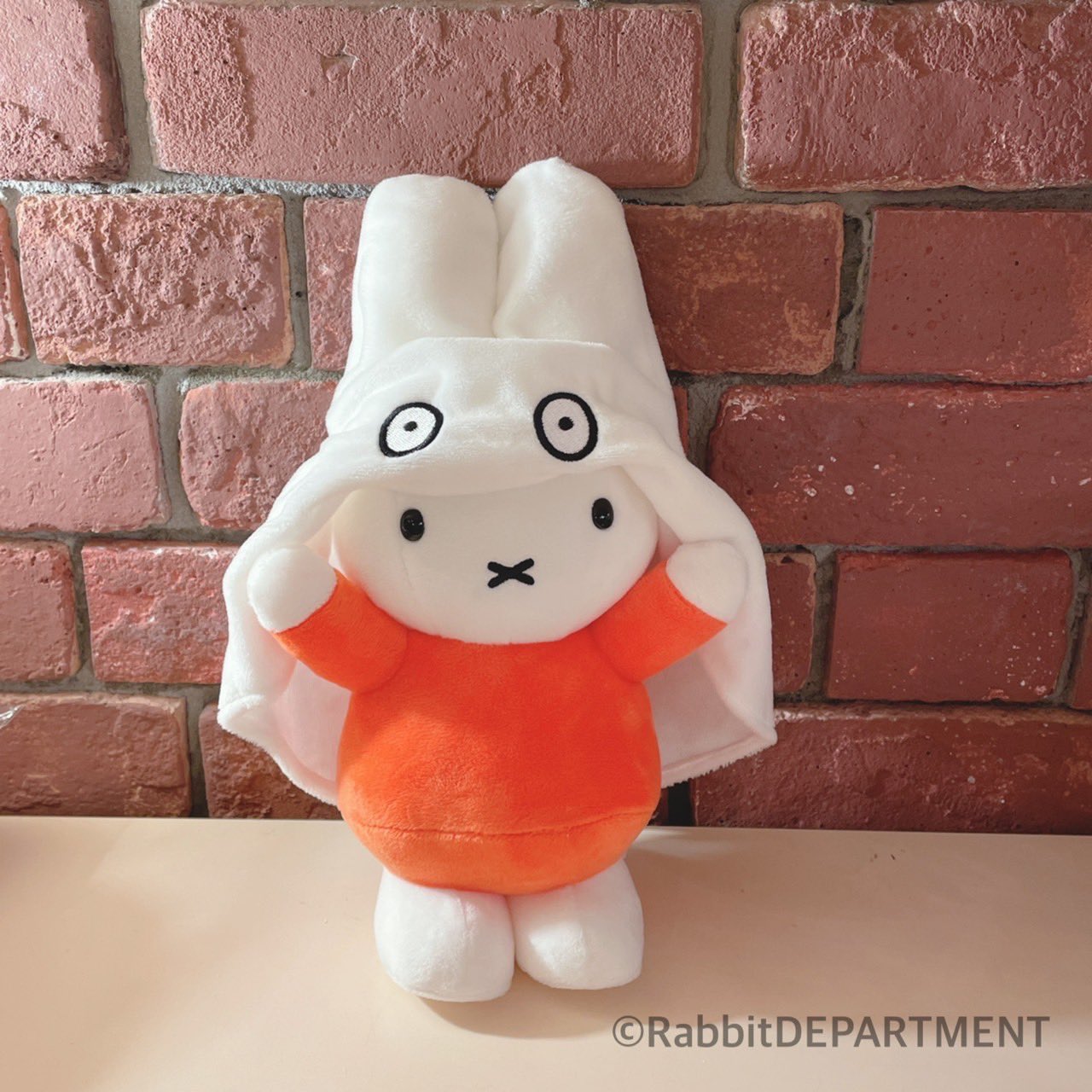 Rabbitdepartment ミッフィーのおばけごっこ に登場するおばけ姿のミッフィーをモデルにした復刻リニューアル版のぬいぐるみ 被っているおばけをめくるとみんなを驚かす可愛いミッフィーが登場します プレゼントにもおすすめです