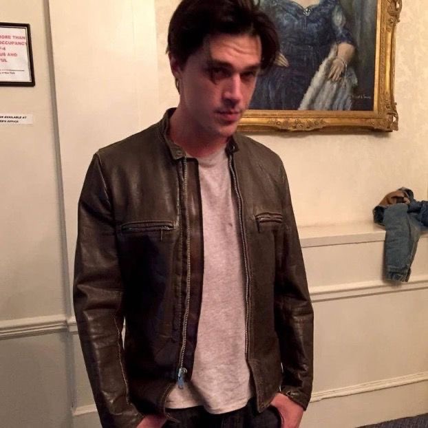 Wittrock_Peters's tweet photo. Finn Wittrock in rom-com “Write When You Get Work” 🎬✨

The second one is a cool shot of Finn in the jacket he wore in the movie!

@FinnWittrock #WriteWhenYouGetWork @stacycochran99 https://t.co/9cL37SZO0x