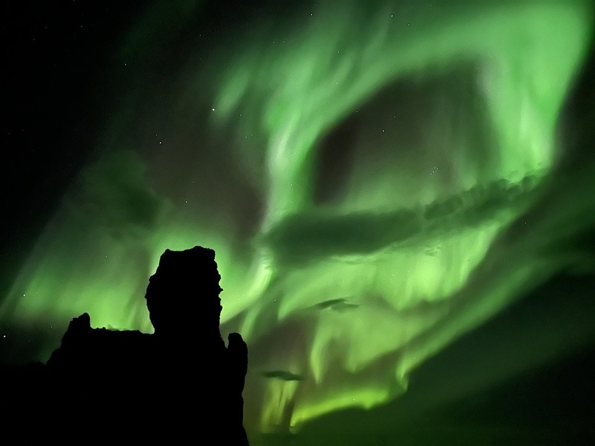 charnick_wx's tweet photo. Incredible substorm over the west coast of Iceland ~30 min ago.  🇮🇸 
This is an iPhone 13 photo.

#AuroraBorealis #aurora https://t.co/L8cSKgZWit