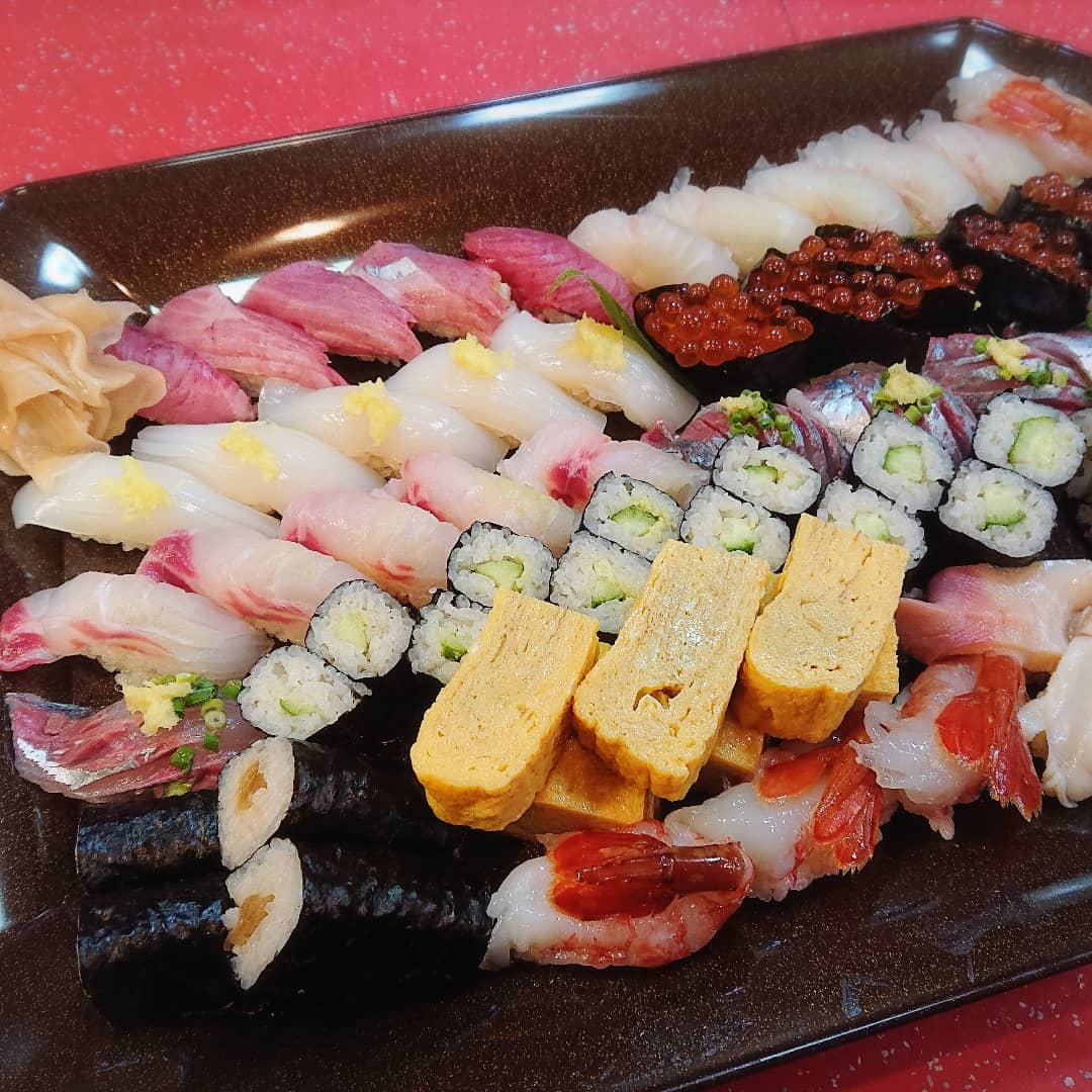ariakemutsu's tweet photo. ありあけです🐡
久々の投稿になります🌿
秋を通り越していきなり寒くなりましたね💦
季節の変わり目ですので皆様も体調を崩しませぬ様に😊
オードブル、お刺身、お鮨のご注文有難う���ざいます🍣✨
#むつ市
#創作料理の店ありあけ https://t.co/Q0vw6s4c6c