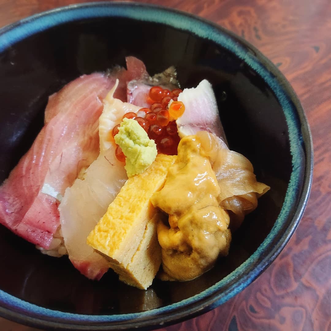 ariakemutsu's tweet photo. ありあけです🐡
久々の投稿になります🌿
秋を通り越していきなり寒くなりましたね💦
季節の変わり目ですので皆様も体調を崩しませぬ様に😊
オードブル、お刺身、お鮨のご注文有難う���ざいます🍣✨
#むつ市
#創作料理の店ありあけ https://t.co/Q0vw6s4c6c