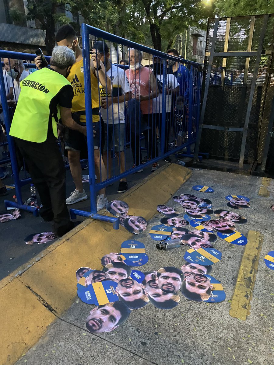 ChulyDeLuca's tweet photo. En la entrada de @BocaJrsOficial te hacen tirar las caretas de MARADONA.  
Que papelón @AmealJorgeAmor @patronbermudez @ChichoCosentino es nuestra Bandera nacional y de Boca en el MUNDO. https://t.co/N7x4s7fXcF