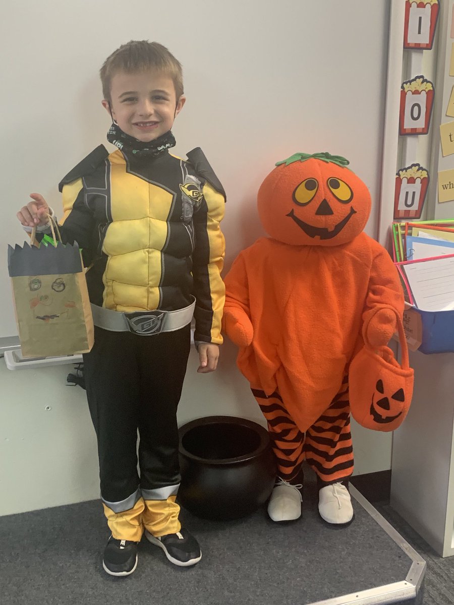 Mr. Pumpkin poses with his first grade friends. 🎃 Happy Halloween everyone!  ⁦<a href="/SimondSuperstar/">Simonds Superstars |The Lamphere Schools</a>⁩ ⭐️ #wearelamphere 💙