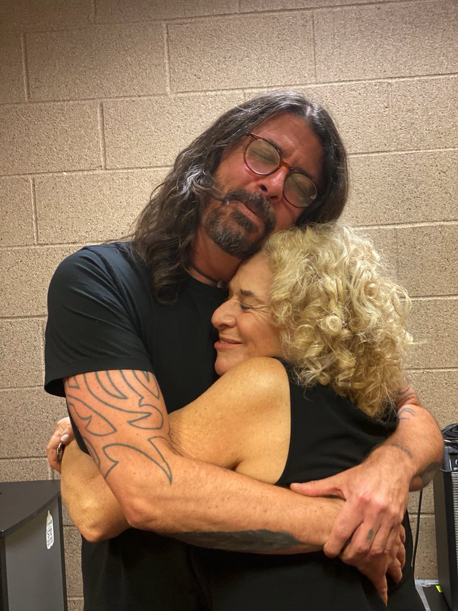 Carole_King's tweet image. Look who came to visit! Congratulations to my fellow inductees #davegrohl @foofighters @rockhall
