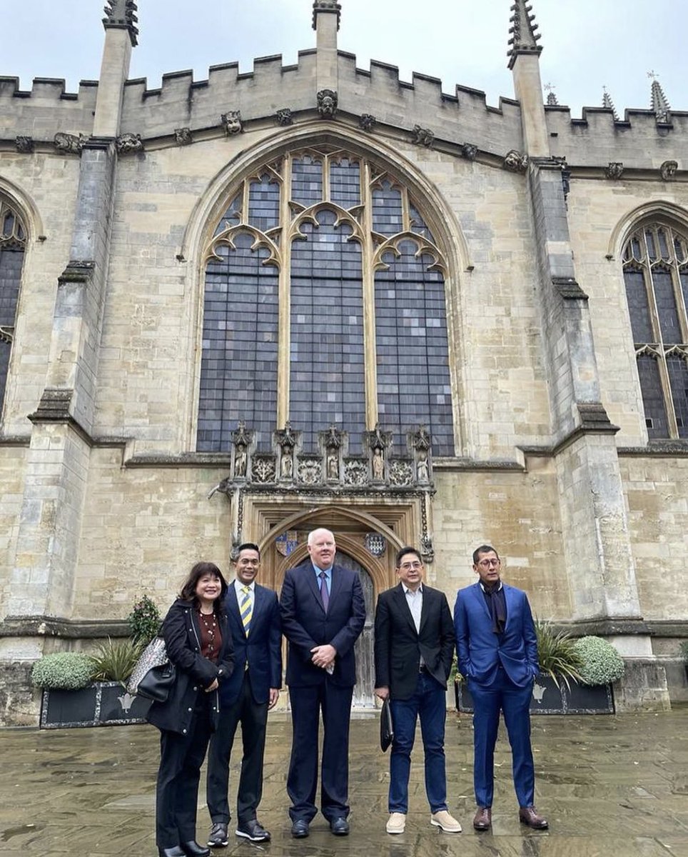 anindyabakrie's tweet photo. Have an Oxford nice day! 

Mulai dari mengunjungi Magdalen College dan berdiskusi bersama Prof. Tim Power, Head of Social Science Division, mengenai South East Asian Studies bersama rombongan @KADIN_Indonesia @ArsjadRasjid Shinta Widjaja Kamdani https://t.co/EGUhH9ijjx