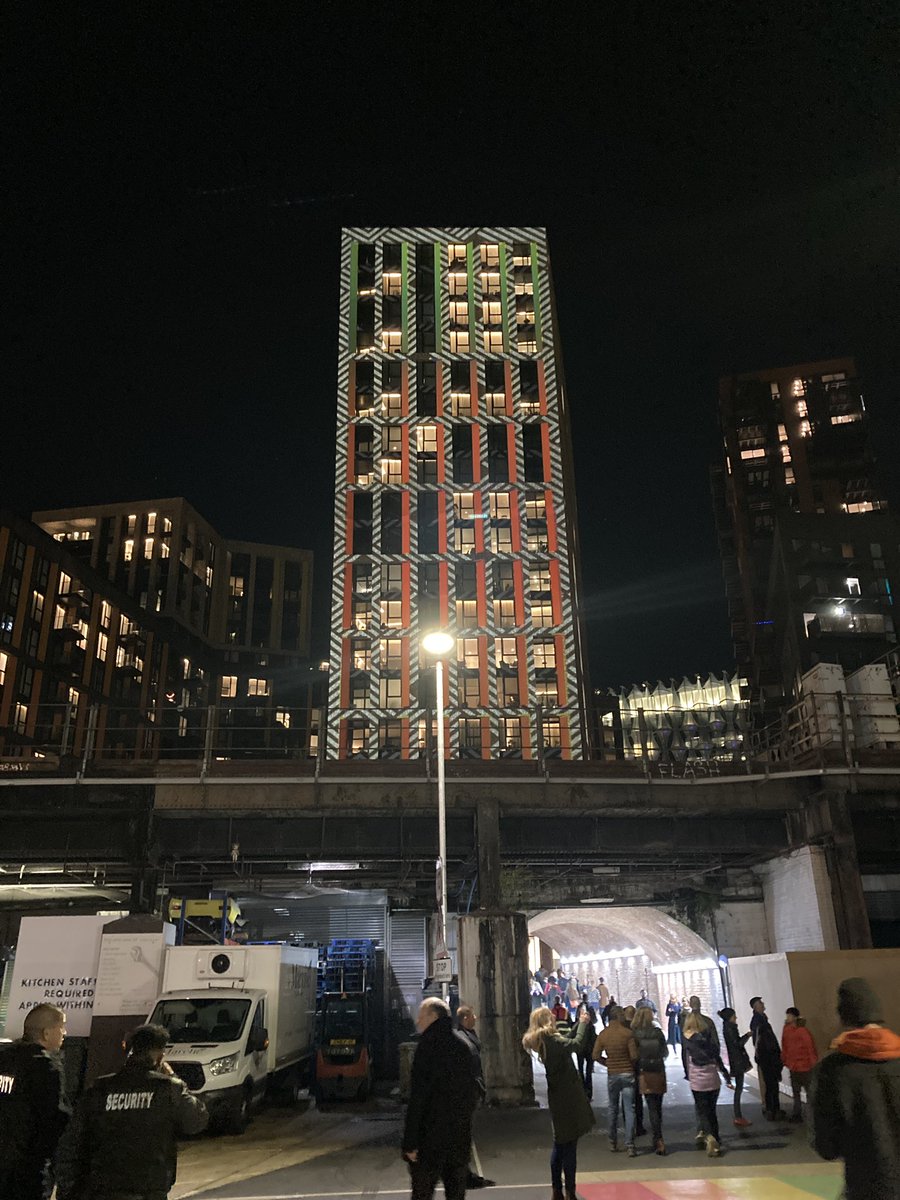 MarkGitsham's tweet photo. Really great display tonight in #NineElms #LineofLight.
It’s really exciting to see the neighbourhood coming together. A whole new district I have watched grow as a resident is gaining its identity. https://t.co/GxfqVyUdLe