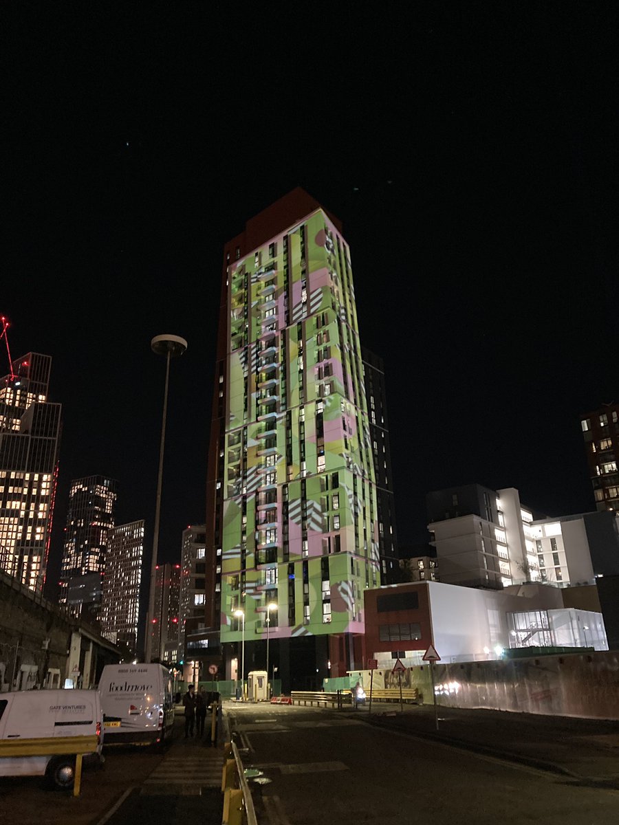 MarkGitsham's tweet photo. Really great display tonight in #NineElms #LineofLight.
It’s really exciting to see the neighbourhood coming together. A whole new district I have watched grow as a resident is gaining its identity. https://t.co/GxfqVyUdLe