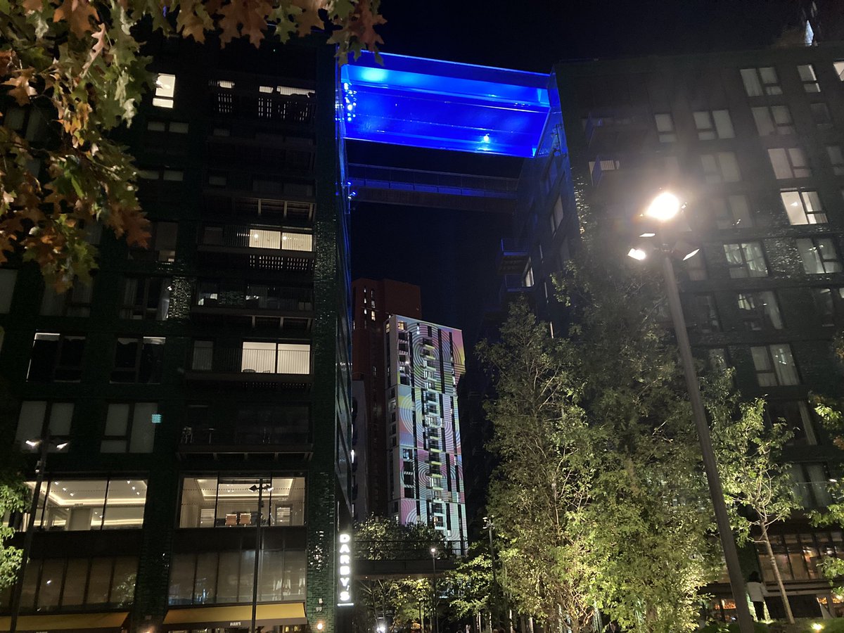 MarkGitsham's tweet photo. Really great display tonight in #NineElms #LineofLight.
It’s really exciting to see the neighbourhood coming together. A whole new district I have watched grow as a resident is gaining its identity. https://t.co/GxfqVyUdLe