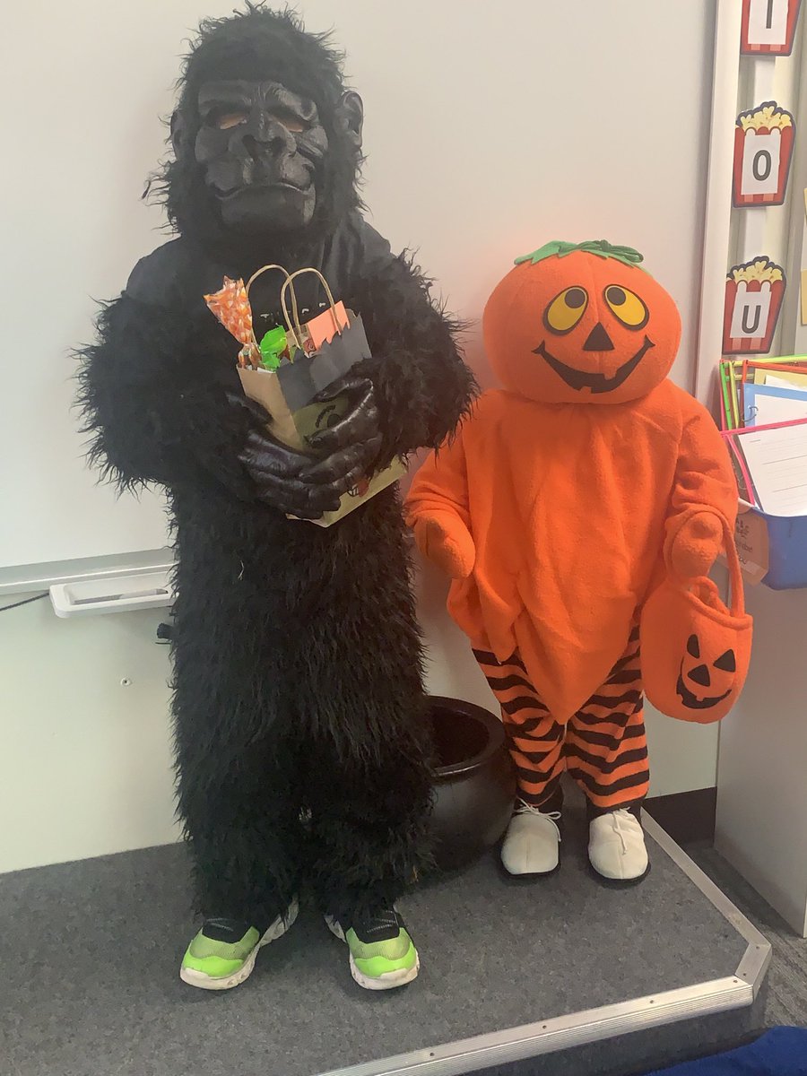🎃 Happy Halloween from our first grade furry friends and Superstar Superheroes! ⁦<a href="/SimondSuperstar/">Simonds Superstars |The Lamphere Schools</a>⁩ ⭐️ #wearelamphere 💙