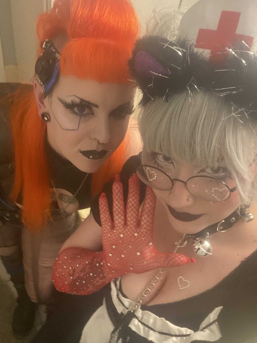More pics because this was My favorite costume I&rsquo;ve ever put together 👻  Group photo w/ @MxMalice @stripperfurby