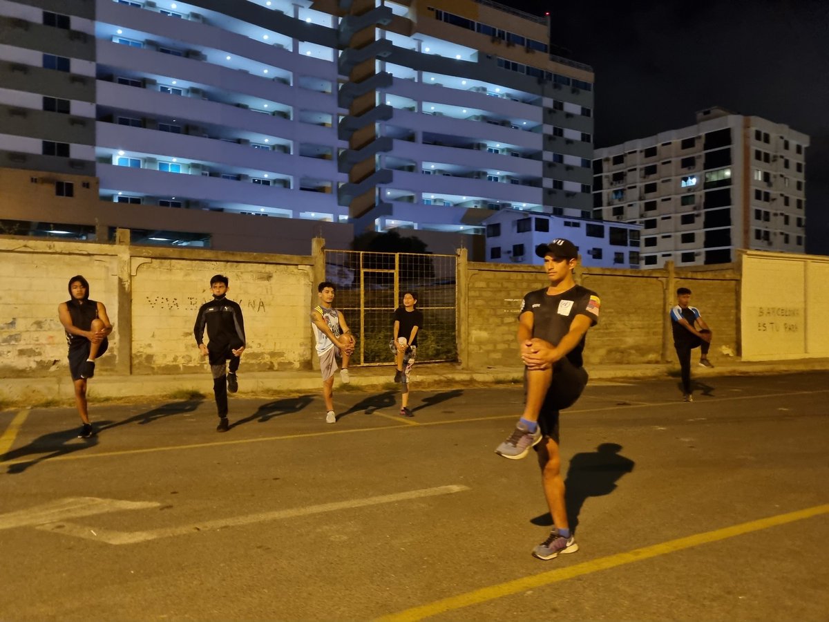 _salinasrunning's tweet photo. No importa la edad que tengas, nunca es tarde para salir a correr...
#felizviernes #SumandoKmx #CorrerSana #ComunidadRunning #templorunning #YoElejiCorrer #MeEncantaCorrer #CorrerEsMiPasion #sumandokilometros https://t.co/cFtynrakP9