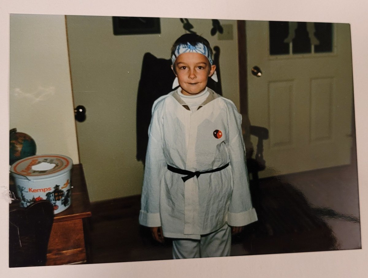 jake_kiger's tweet photo. In 1987 I went trick-or-treating as The Karate Kid.  In 2021 I hand out candy as a Cobra Kai.  The world's gone rad.  @CobraKaiSeries @WilliamZabka @ralphmacchio #CobraKaiS4 #sendittotheinternet https://t.co/wzfCobIBhZ