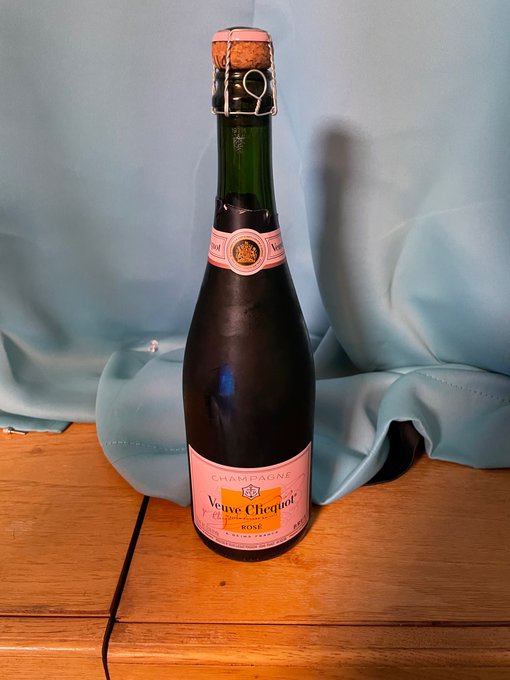 Going to pop a bottle while I watch the ufc. Hopefully my round robin hits big! https://t.co/BfQRoIO