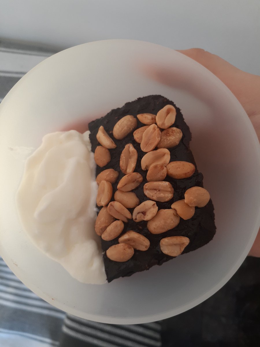Debamelo1's tweet photo. Lanche de hoje: brownie de banana + coalhada.
Combinação que amo!!!

#deliciadebrownie #semovos #semfarinhas #semlacteos #amo #semacucares #nutricao #gastronomiafuncional #cacauempo #banana #fruta #aloucadacoalhada https://t.co/8h4Eo7rJkI