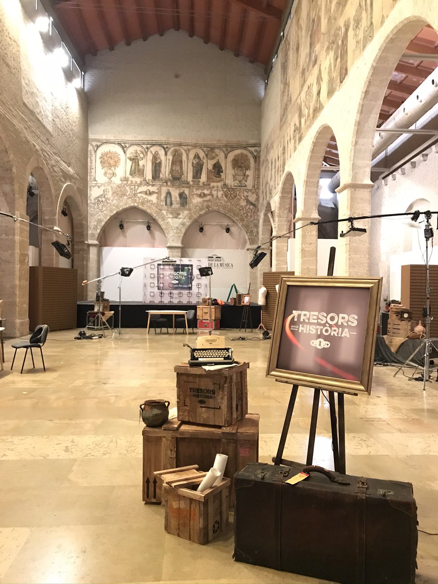tresorshistoria's tweet photo. 📺 En uns minuts omplim d’història l’Almodí de #València. Ens acompanyes? ☺️ #TresorsAmbHistòria @apunt_media https://t.co/0ZY0HftMzs