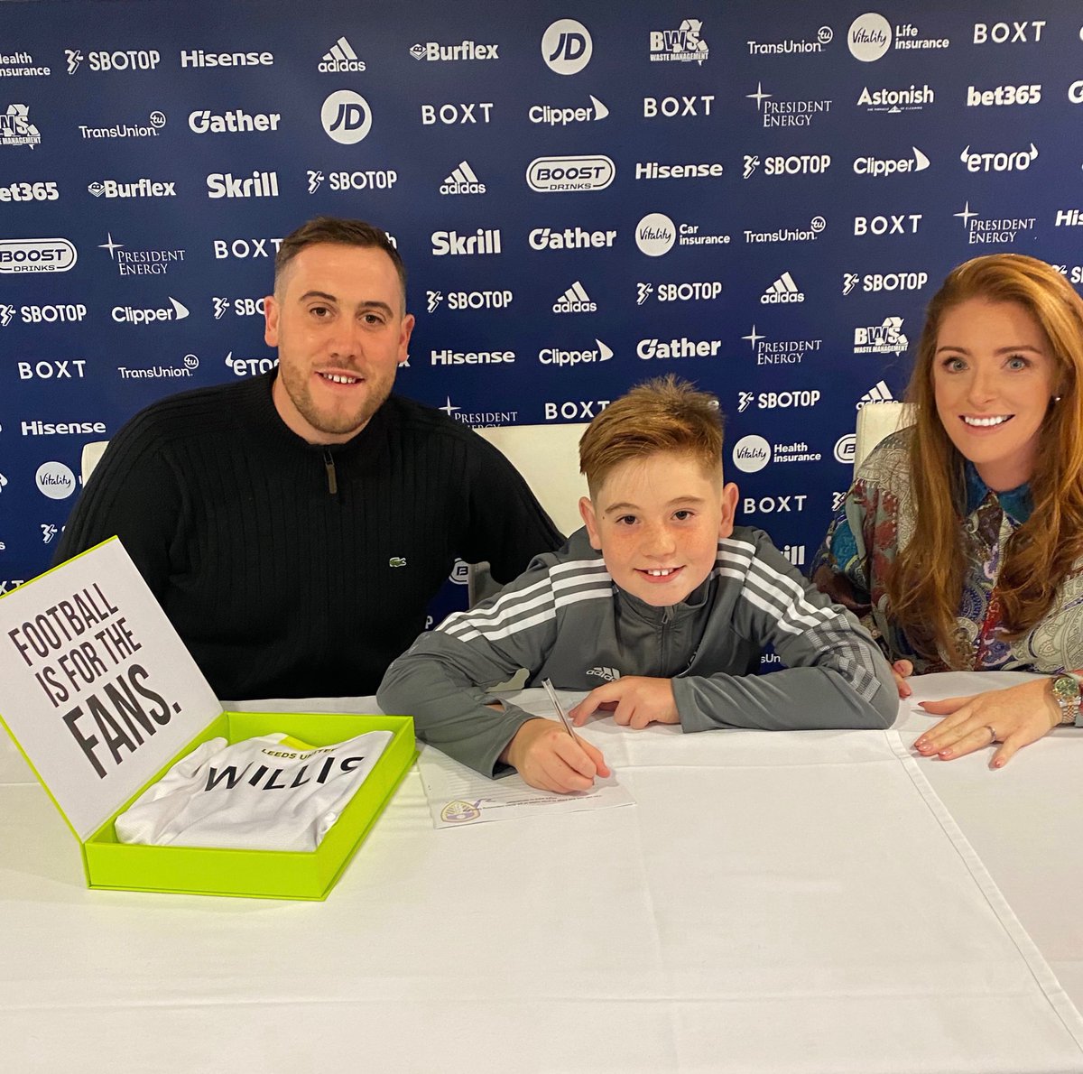 Lynch2012Rachel's tweet photo. 𝓟𝓻𝓸𝓾𝓭 𝓜𝓾𝓶𝓶𝔂 𝓜𝓸𝓶𝓮𝓷𝓽
💙⚽️💛
Under 10’s Official Signing Day @LUFC #MOT #ALAW @ivan_willis https://t.co/DZtlw869hn