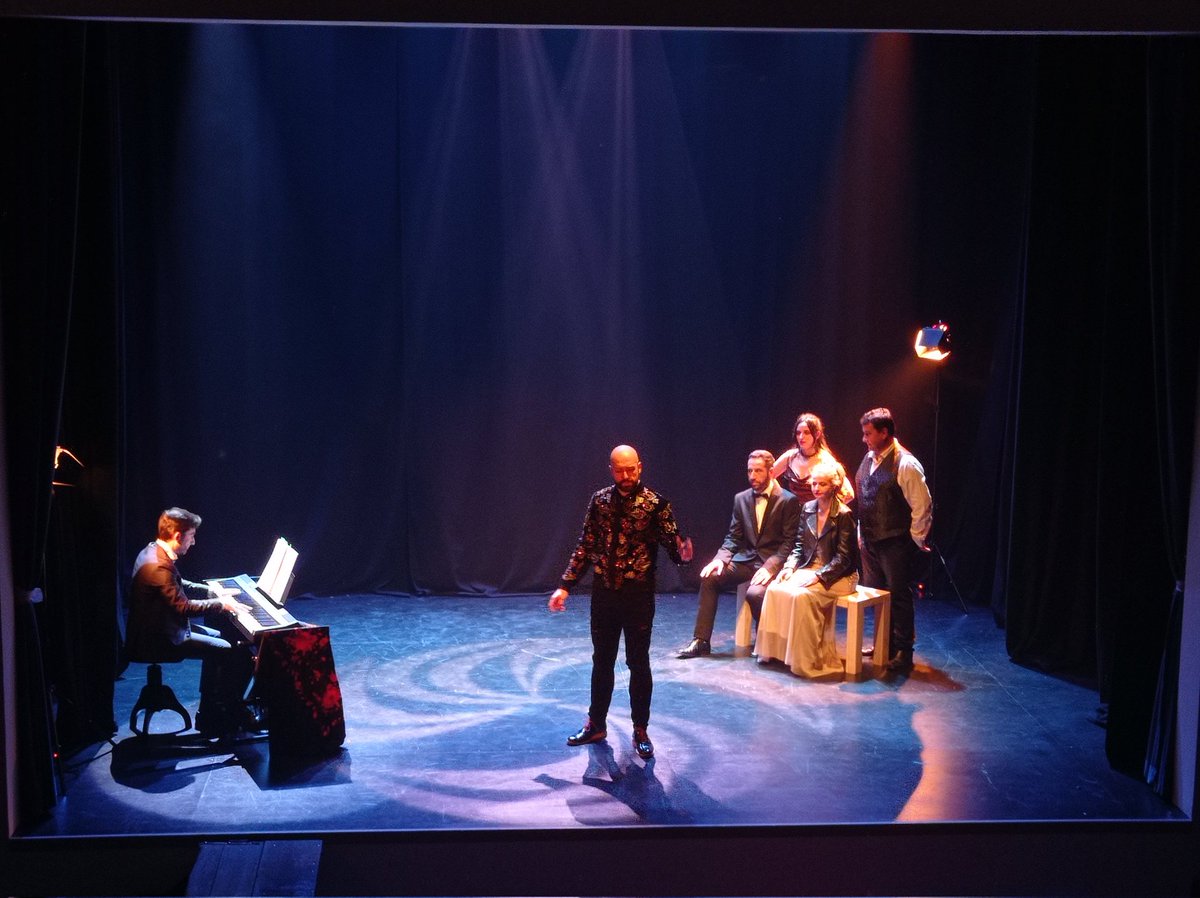 laurariosp's tweet photo. Viajando al centro de la #Zarzuela con el Maestro @serdomin . Maravilloso y divertido espectáculo hoy en #Dueñas, #Palencia #CulturaSegura https://t.co/3z0bBSAmqr