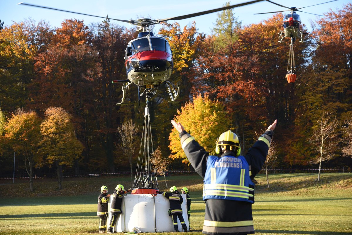 Am Absprungplatz 1 in Hirschwang befüllen die Polizeihubschrauber ihre Bambi Buckets.

#waldbrand #Hirschwang #polizei #rax #feuerwehr