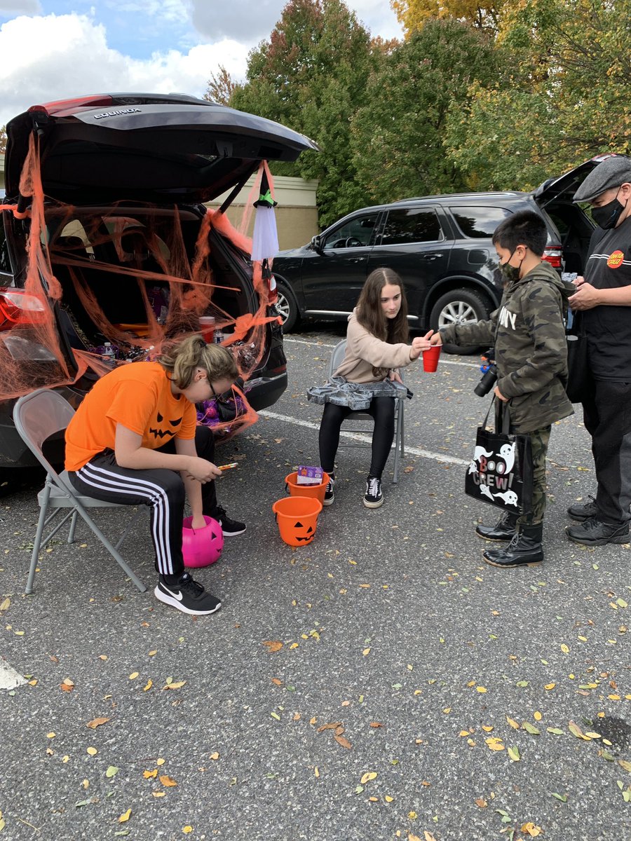 PrincipalHBK's tweet photo. Community Trunk or Treat @BASDclearview PTO @BethlehemAreaSD and #ActionKarate https://t.co/OtOLCiaSon