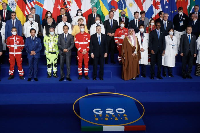 archgmjl's tweet photo. I leader a Roma G20, dopo lo scatto tradizionale che li  hanno fatto una seconda fotografia, posando con medici, infermieri e operatori sanitari della Croce Rossa. Al loro arrivo gli operatori della Croce, sono stati accolti da un applauso dei leader, ripetuto dopo lo scatto. https://t.co/PX8ycJ7fYL