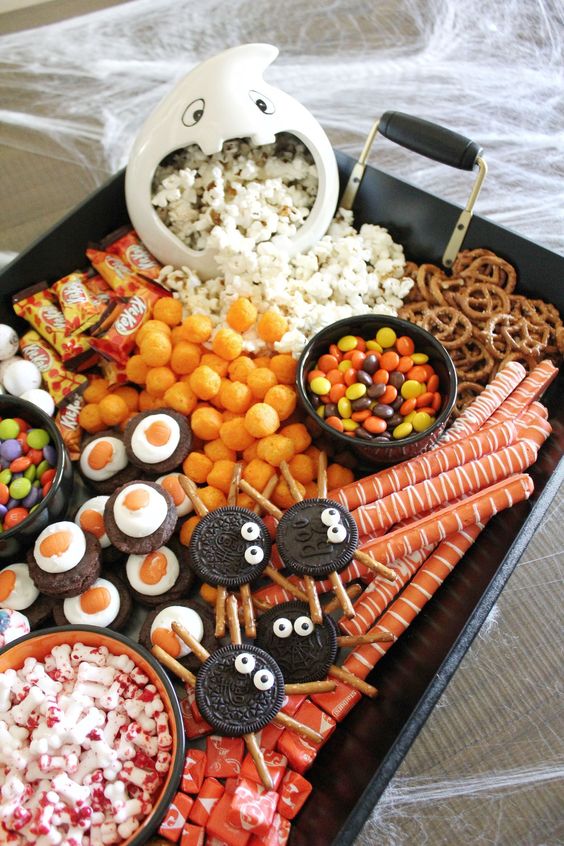 Gutenberg_AZL's tweet photo. Trick or Treat 

วันจันทร์แจกฮาโลวีนแคนดี้ มาหยิบได้ครับ https://t.co/QA33YyXMMQ