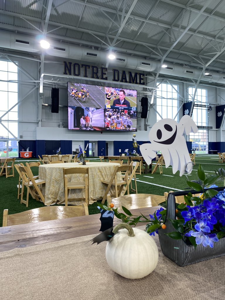 reillyfangman's tweet image. Halloween weekend game…
but make it classy 👻🎃☘️
#GoIrish