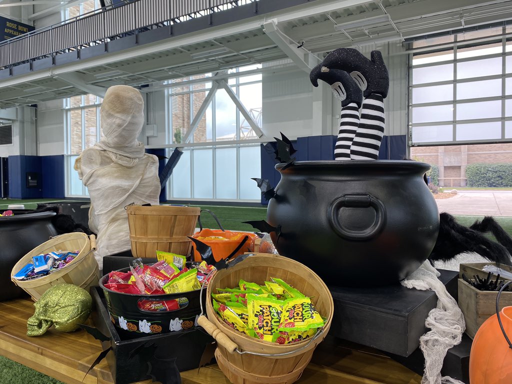 reillyfangman's tweet image. Halloween weekend game…
but make it classy 👻🎃☘️
#GoIrish