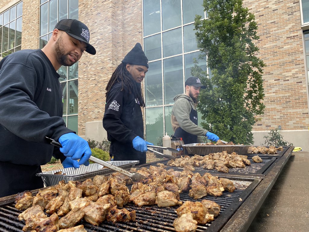 reillyfangman's tweet image. Halloween weekend game…
but make it classy 👻🎃☘️
#GoIrish