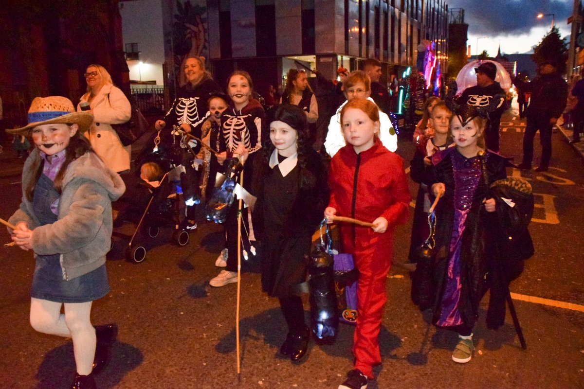 ConnsGreenway's tweet photo. And that's a wrap on the EastSide Halloween Carnival 🎃

A huge thank you to everyone for taking part in the parade and to everyone for coming along to watch it 😊

This event was jointly funded by @belfastcc and the @UrbanVillagesNI https://t.co/7mJr86J4dV