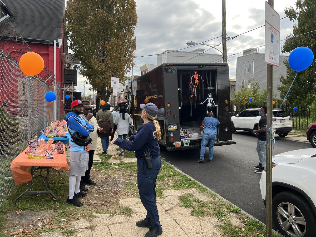 We wanna send a shout out to the Chesapeake District African-American BRG. They’re out in the West Kensington Area of Philly doing a UPS version of “trunk or treat” with the Big Brown Truck. #HappyHalloween #UPS #Philly @ChesapeakUPSers @KVUPS