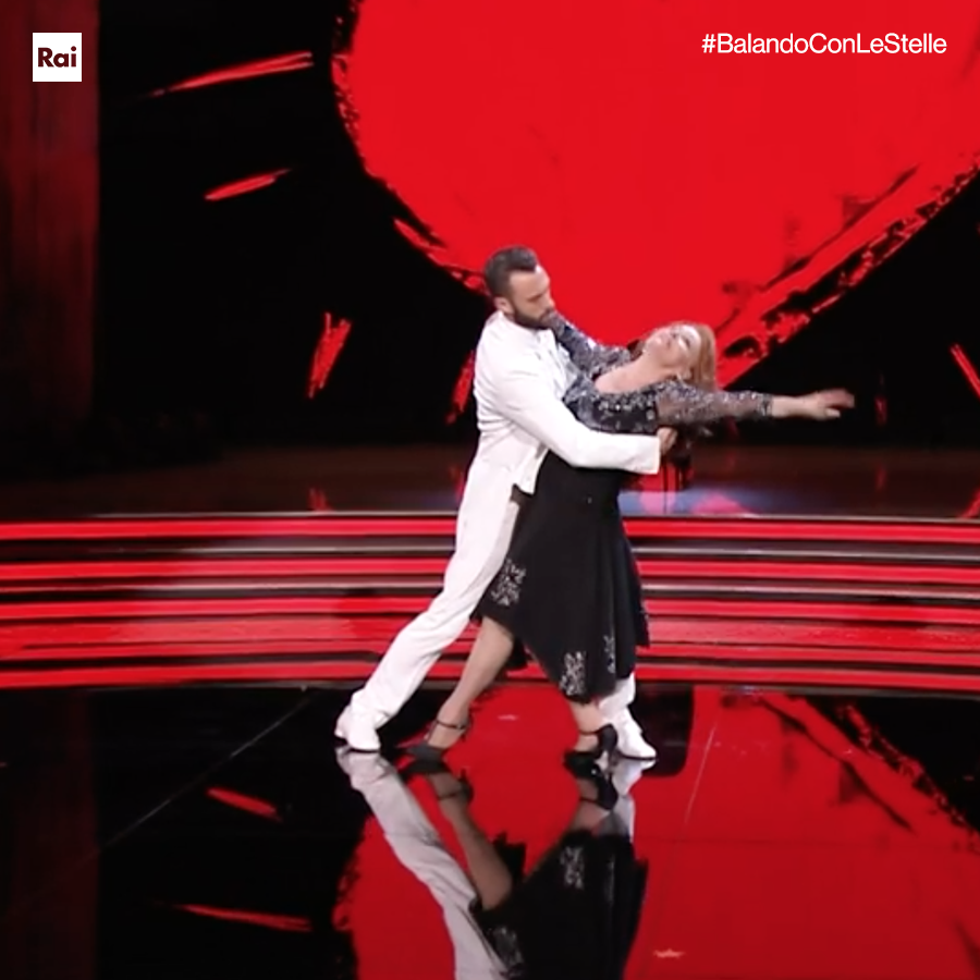 Ballando_Rai's tweet photo. La classe e l'eleganza di @fabrizivaleria con @salseros8569 💞
#BallandoConLeStelle https://t.co/LDUjfuLNf8