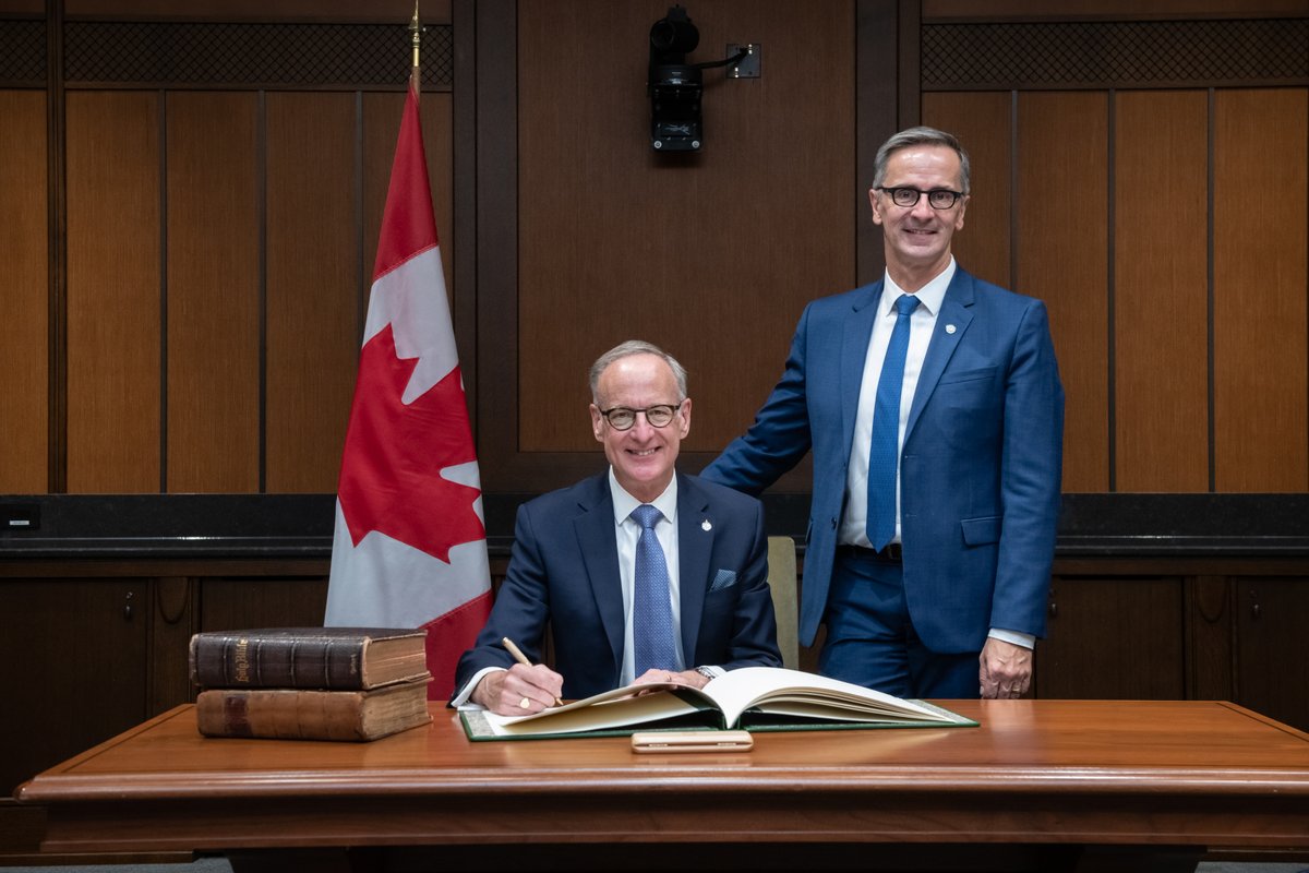 Rob_Oliphant's tweet photo. A great honour to be sworn into the House of Commons representing the great people of Don Valley West. Very special to swear the oath on two family Bibles, Oliphant and Frost, reminding me of the many gifts given me by my parents. With me always through the ups and downs of life. https://t.co/gx0E8A48s9