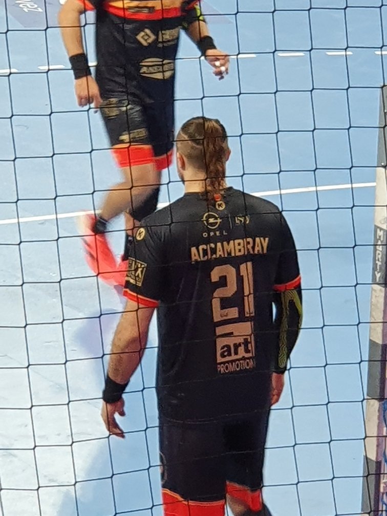 TTrainini's tweet photo. @MlleDonut Le Man bun c'est révolu. Maintenant la mode est au viking comme W. Accambray #ManWithStyle https://t.co/m5koDskEQl