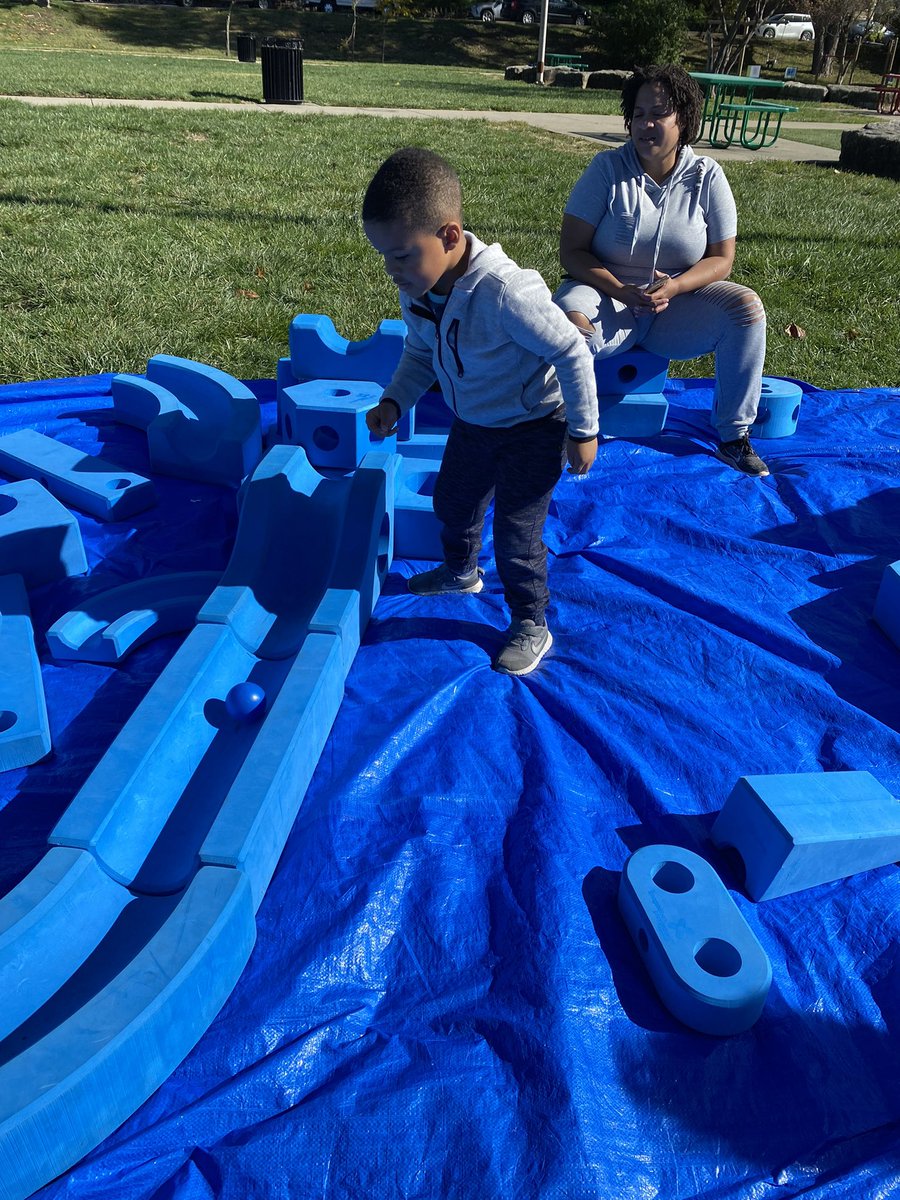 PlanetPlayKC's tweet photo. This future engineer built with us at another park a few weeks ago and told his mom, “I want to go where we build things!” this morning! We’re so glad he came to Gillham Park to build with us again today! Come build with us until 3 p.m.! #letsplaykc #planetplaykc #bigblueblocks https://t.co/3iGJUkxo1d