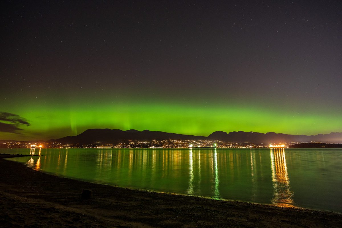 CityNewsVAN's tweet photo. Metro Vancouver might be in for a Halloween treat, as clear skies are giving way to a possible aurora borealis sighting over the Lower Mainland. The University of Alaska Fairbanks says auroral activity will be “high” on Saturday and Sunday evenings. https://t.co/veb2Br1QIH https://t.co/2LSCqazNwg