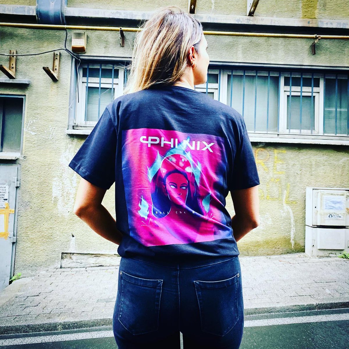 Roll The Dice Apearal out now!!
Limited edition ⚡️
In celebration of Roll The Dice we’re having a give away and all you have to do is:
1. Follow my Spotify / FB / Instagram account
⚡️
2. Share this post in your IG-Story
⚡️
3. Tell me why you should win! 
⚡️
Goodluck!! 💖