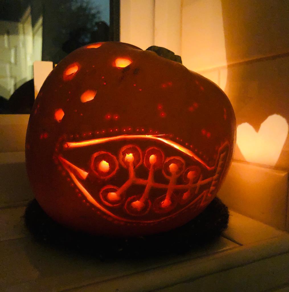 Happy #Halloween!!  

We couldn’t resist sharing our pumpkin carvings of #AlanBoyson’s Grade II Listed ‘Three Ships’ & his ‘Fish’ mural again this #Halloween 👻 🎃 🕷   

#AlanBoyson❤️ #Hull ❤️#ThreeShipsHull ❤️#pumpkincarving #hullhour #halloween2021  #LoveHull