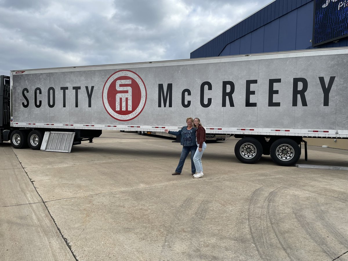 C3Courtney's tweet photo. @ScottyMcCreery going to be great night!!! https://t.co/Ka9pRAjyXL