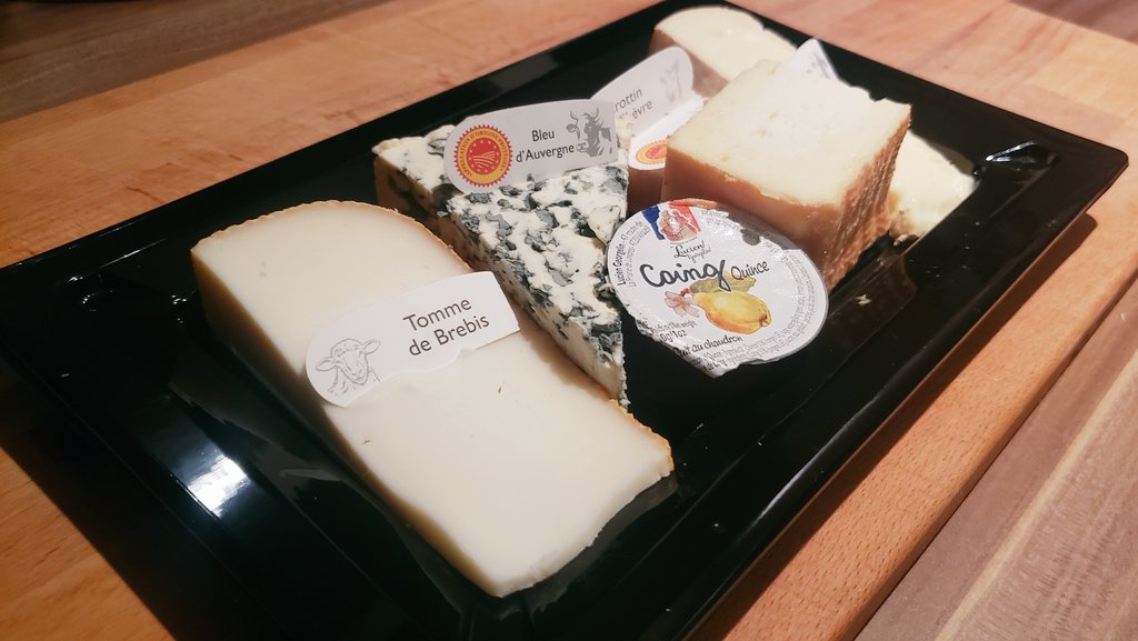 Manual on how to keep a French person happy 🧀🥖🇫🇷 This is not a cliche though 😂 I am so pleased! 🤩
#smallvictories #frenchcheese #baguette