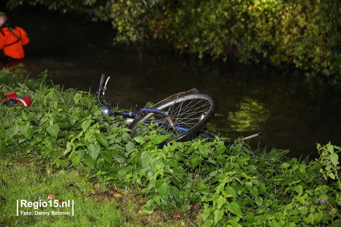 regio15's tweet photo. Brandweer gealarmeerd nav een melding 'persoon te water' op de #Bovendijk #Munnickenkade in #Wateringen. Ligt een fiets naast het water. Brandweermannen in waadpak doorzoeken de sloot. https://t.co/VMw7Z5V7tX