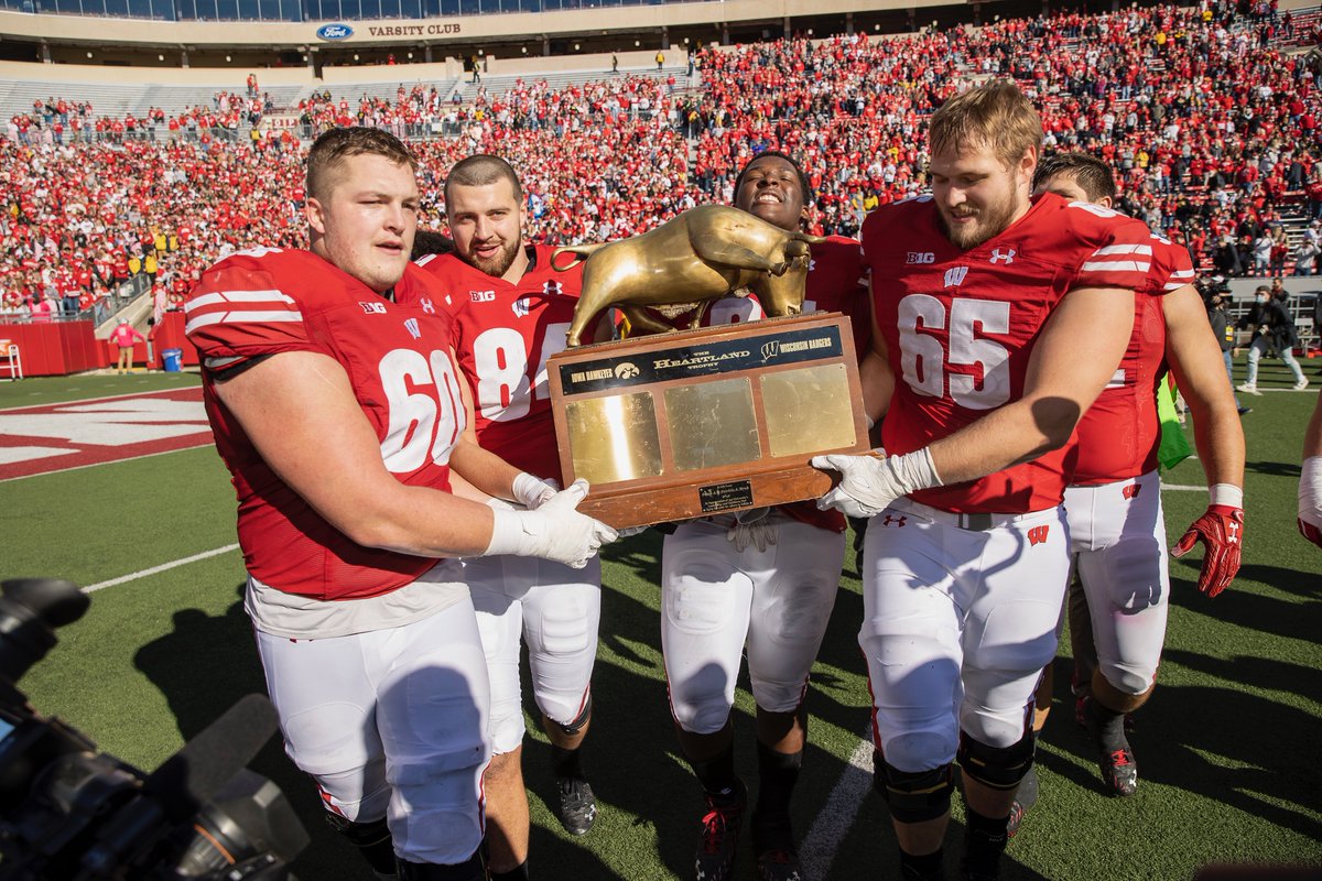 BadgerFootball's tweet photo. Wisconsin 27, #9 Iowa 7

That ain’t no bull

#OnWisconsin https://t.co/5YOv2nYqF3