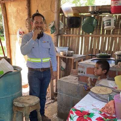 WalnerCadenas's tweet photo. #NuevaFotoDePerfil
Probando la tortilla hecha en la estufa ecológica #ResponsabilidadSocial #Campeche #LaPimienta #Ecotecnias #RSC https://t.co/yPiBFKiWwP