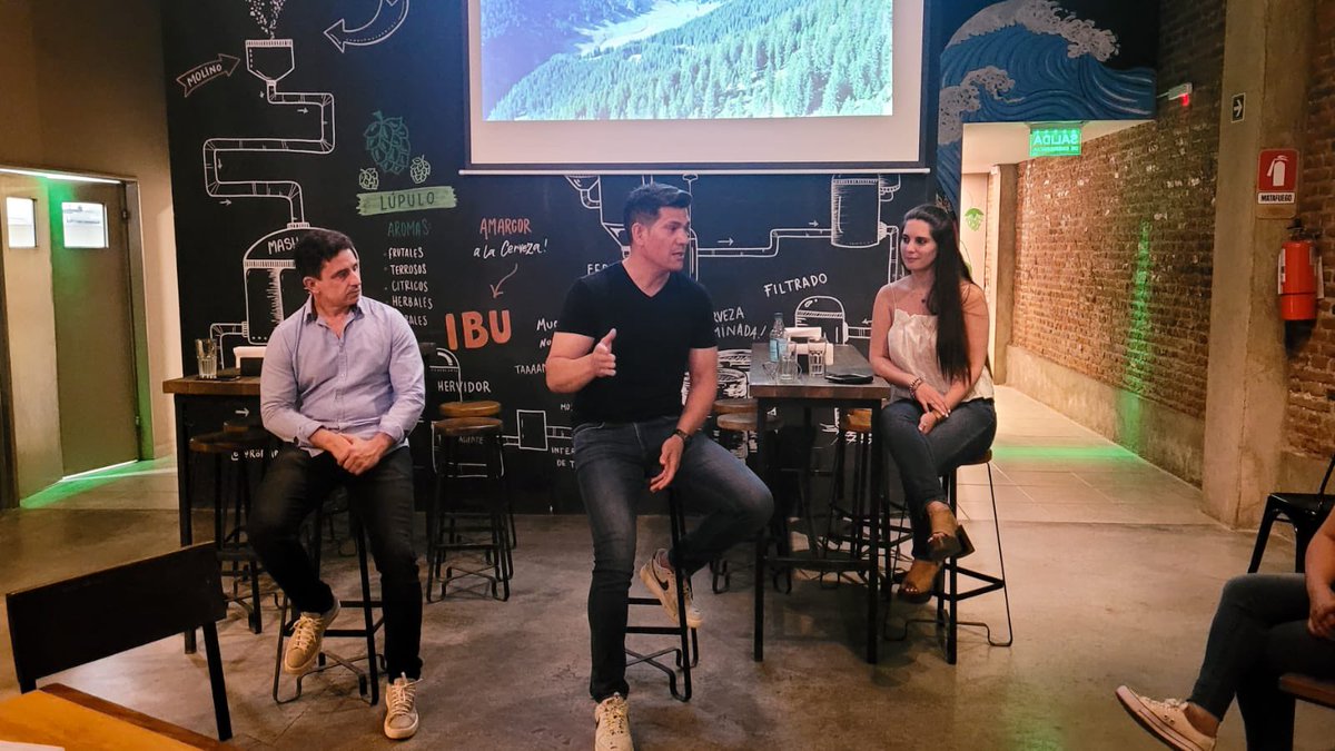 Andresicazati's tweet photo. Ayer, en el marco del #afteremprendedor organizado por la @CamaraEmRiojana acompañé a un amigo @MAXYACANTE en una charla sobre la importancia del trabajo en equipo y cómo el rugby nos dió valores claves como la pasión y la visión de siempre ir para adelante. Gracias por estar!! https://t.co/1jUeBx5eeY